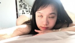 极品大眼睛纯欲萌妹【小兔绵绵】最新付费私拍，露脸性爱自慰，年龄不大小母狗属性已经爆表了 截图10
