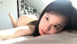 极品大眼睛纯欲萌妹【小兔绵绵】最新付费私拍，露脸性爱自慰，年龄不大小母狗属性已经爆表了 截图13