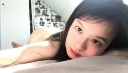 极品大眼睛纯欲萌妹【小兔绵绵】最新付费私拍，露脸性爱自慰，年龄不大小母狗属性已经爆表了 截图15