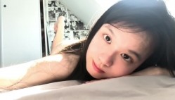 极品大眼睛纯欲萌妹【小兔绵绵】最新付费私拍，露脸性爱自慰，年龄不大小母狗属性已经爆表了 截图16