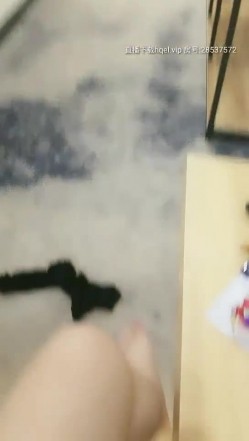 长相甜美妹子穿上连体网袜3P啪啪，特写大黑牛玩弄粉穴边后入边口交，妹子玩的很开心非常诱人 截图1