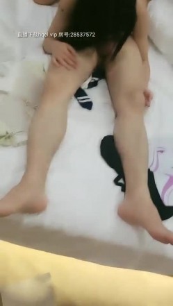长相甜美妹子穿上连体网袜3P啪啪，特写大黑牛玩弄粉穴边后入边口交，妹子玩的很开心非常诱人 截图3