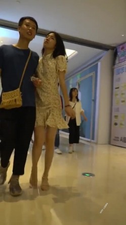 商城跟随偷窥跟小男友逛街的漂亮小姐姐 一路秀恩爱 大长腿粉色小内内 截图1