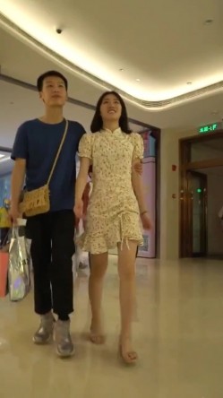 商城跟随偷窥跟小男友逛街的漂亮小姐姐 一路秀恩爱 大长腿粉色小内内 截图2