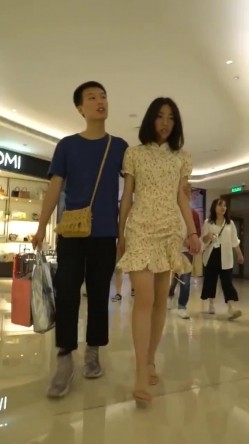 商城跟随偷窥跟小男友逛街的漂亮小姐姐 一路秀恩爱 大长腿粉色小内内 截图3
