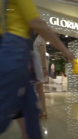 商城跟随偷窥跟小男友逛街的漂亮小姐姐 一路秀恩爱 大长腿粉色小内内 截图4