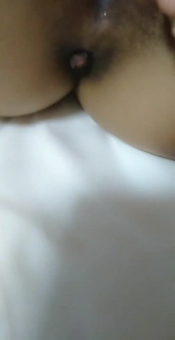迷人的小姐姐长发披肩很是性感，在床上被渣男用道具玩耍，菊花都给爆了，呻吟浪叫不断让我温柔点，高潮白浆流出 截图12
