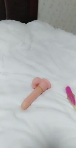 迷人的小姐姐长发披肩很是性感，在床上被渣男用道具玩耍，菊花都给爆了，呻吟浪叫不断让我温柔点，高潮白浆流出 截图16