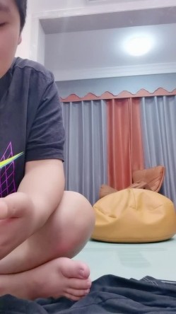 9分颜值尤物女神！和女同闺蜜一起！性感内衣黑丝美腿，假屌磨蹭粉穴，骑乘位深插到底 截图9
