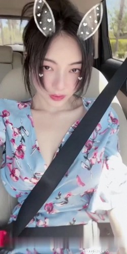 【最新流出】极品豪乳网红女神『谭晓彤』大尺度付费户外私拍流出 开车露豪乳 露逼户外发骚 极度超诱惑 高清720P版 截图11