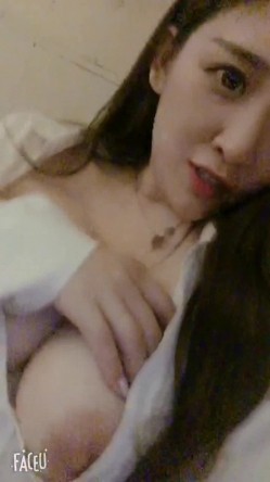 最新爆乳网红美少女瑶儿首次VIP版新作竟如此大尺度 36D爆乳激情展示 骑坐假D淫声浪叫 高清720P原版无水印 截图2