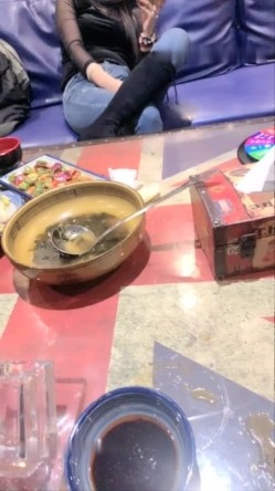 骚气纹身少妇KTV厕所啪啪大战 深喉口交后入猛操最后颜射非常诱人 截图2