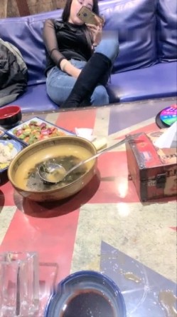 骚气纹身少妇KTV厕所啪啪大战 深喉口交后入猛操最后颜射非常诱人 截图3