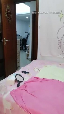 【苏苏跟闺蜜3P】两女一男一起玩，口交轮流上位骑乘大力猛操呻吟 截图7