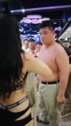 宝岛三阳摩托车公司庆功宴，请来小姐大尺度色情表演，搞的男性狼友一顿嚎叫 截图2