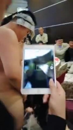 宝岛三阳摩托车公司庆功宴，请来小姐大尺度色情表演，搞的男性狼友一顿嚎叫 截图12