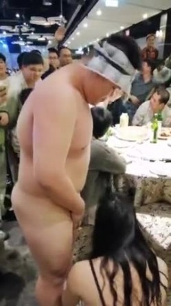 宝岛三阳摩托车公司庆功宴，请来小姐大尺度色情表演，搞的男性狼友一顿嚎叫 截图13