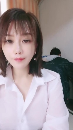 青岛淫妇第一人，【余君赴山海】，超骚御姐~!办公室 户外 车上跳蛋~漏水，玩得就是心跳和刺激 截图1