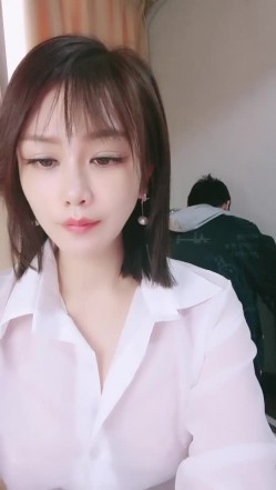 青岛淫妇第一人，【余君赴山海】，超骚御姐~!办公室 户外 车上跳蛋~漏水，玩得就是心跳和刺激 截图2