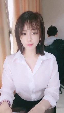 青岛淫妇第一人，【余君赴山海】，超骚御姐~!办公室 户外 车上跳蛋~漏水，玩得就是心跳和刺激 截图3