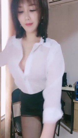 青岛淫妇第一人，【余君赴山海】，超骚御姐~!办公室 户外 车上跳蛋~漏水，玩得就是心跳和刺激 截图7