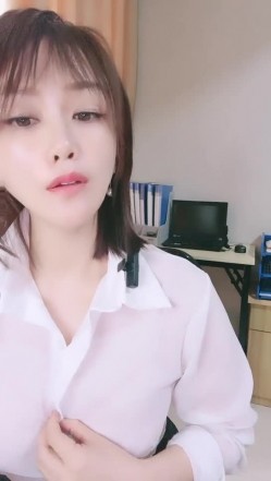 青岛淫妇第一人，【余君赴山海】，超骚御姐~!办公室 户外 车上跳蛋~漏水，玩得就是心跳和刺激 截图10