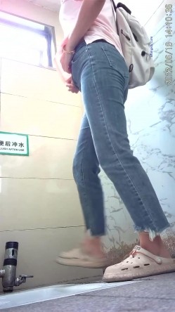 商场女厕偸拍超多年轻小姐姐小少妇方便，透明黑丝内裤一线天馒头逼没拿纸擦逼抖一抖 截图5