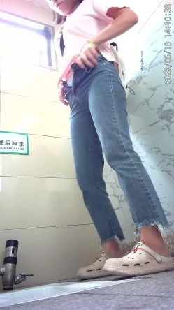 商场女厕偸拍超多年轻小姐姐小少妇方便，透明黑丝内裤一线天馒头逼没拿纸擦逼抖一抖 截图7