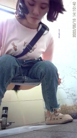 商场女厕偸拍超多年轻小姐姐小少妇方便，透明黑丝内裤一线天馒头逼没拿纸擦逼抖一抖 截图9