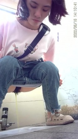 商场女厕偸拍超多年轻小姐姐小少妇方便，透明黑丝内裤一线天馒头逼没拿纸擦逼抖一抖 截图10