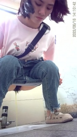 商场女厕偸拍超多年轻小姐姐小少妇方便，透明黑丝内裤一线天馒头逼没拿纸擦逼抖一抖 截图11