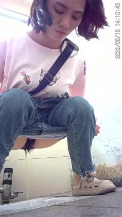 商场女厕偸拍超多年轻小姐姐小少妇方便，透明黑丝内裤一线天馒头逼没拿纸擦逼抖一抖 截图12