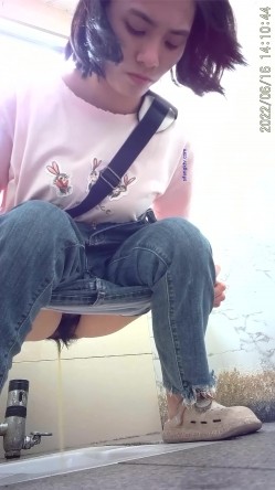 商场女厕偸拍超多年轻小姐姐小少妇方便，透明黑丝内裤一线天馒头逼没拿纸擦逼抖一抖 截图13
