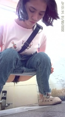 商场女厕偸拍超多年轻小姐姐小少妇方便，透明黑丝内裤一线天馒头逼没拿纸擦逼抖一抖 截图16