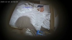 酒店偷拍 反差婊可爱眼镜学妹被猥琐男友带到酒店操小穴 截图10