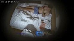 酒店偷拍 反差婊可爱眼镜学妹被猥琐男友带到酒店操小穴 截图11