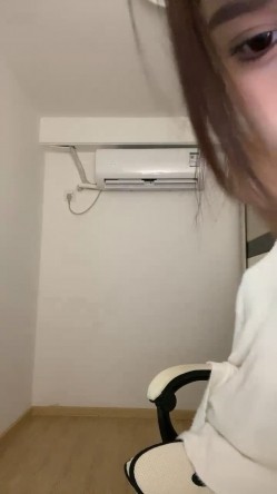 黄色战袍校花女神【甜奶昔】让人梆硬的身材！馋死了，一看就是个淫妇，不干个几个小时满足不了他，谁来试试！ 截图15