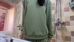 清纯眼镜反差婊！推特女神大生原味【花音小姐】大尺度ZW定制，放尿、换姨妈巾 截图1