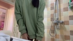 清纯眼镜反差婊！推特女神大生原味【花音小姐】大尺度ZW定制，放尿、换姨妈巾 截图9