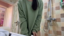 清纯眼镜反差婊！推特女神大生原味【花音小姐】大尺度ZW定制，放尿、换姨妈巾 截图10