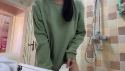清纯眼镜反差婊！推特女神大生原味【花音小姐】大尺度ZW定制，放尿、换姨妈巾 截图11