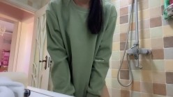清纯眼镜反差婊！推特女神大生原味【花音小姐】大尺度ZW定制，放尿、换姨妈巾 截图12