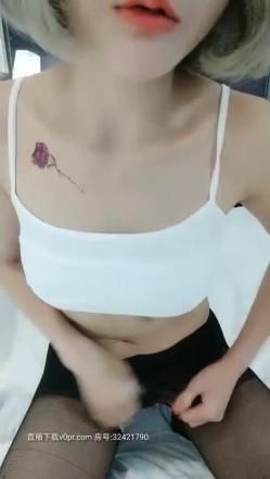 Babygaga网红脸短发妹子炮友啪啪，开档丝袜口交上位骑乘爆菊后入猛操 截图3