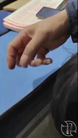 乱伦网站 超牛大神带坏兄弟乱伦小表妹+ 乱伦 极品教师大姨子后续2带着大姨子车震 截图12