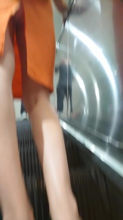 后开叉裙极品美少妇 截图2