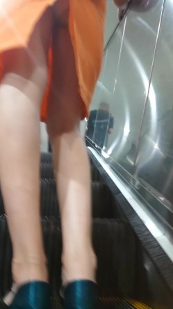 后开叉裙极品美少妇 截图3