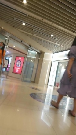 后开叉裙极品美少妇 截图6