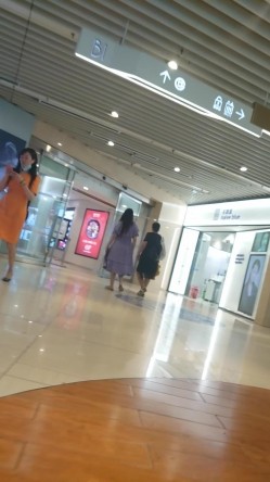 后开叉裙极品美少妇 截图7