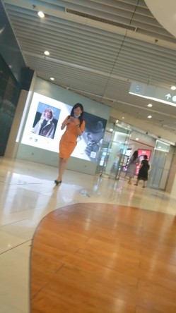 后开叉裙极品美少妇 截图8