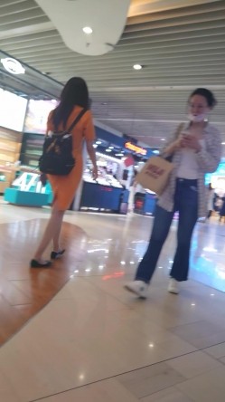 后开叉裙极品美少妇 截图11